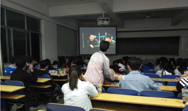 震惊!晚自习时间大一全体学生竟在教室做这种事! 震惊!晚自习时间大一全体学生竟在教室做这种事!