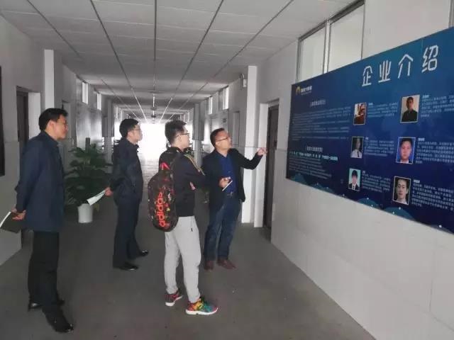 信息与工程系组织教师参观大数据人才实训基地 信息与工程系组织教师参观大数据人才实训基地