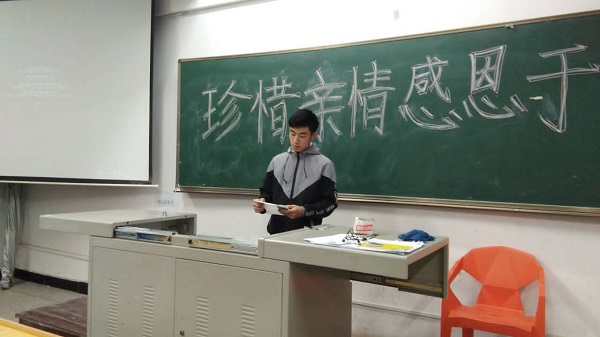 震惊!晚自习时间大一全体学生竟在教室做这种事! 震惊!晚自习时间大一全体学生竟在教室做这种事!