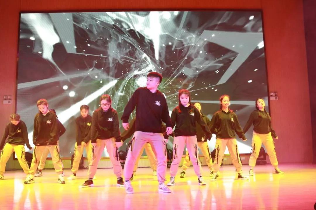 致敬改革路,奋进新时代丨中南林涉外学院2019年新年晚会璀璨上演 致敬改革路,奋进新时代丨中南林涉外学院2019年新年晚会璀璨上演