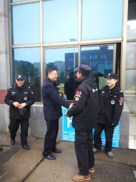 朱定强董事长看望慰问寒假值班护校人员 朱定强董事长看望慰问寒假值班护校人员