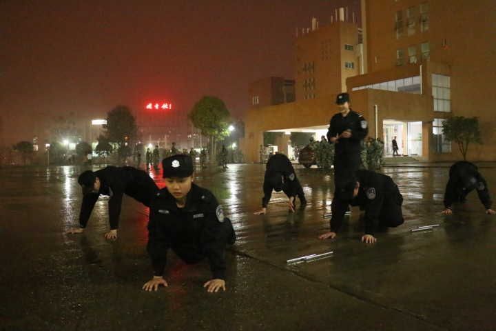 风里雨里一起走——我院校园文明督察队晚训特写 风里雨里一起走——我院校园文明督察队晚训特写