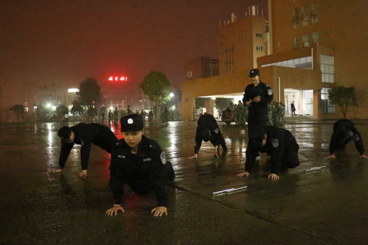 风里雨里一起走——我院校园文明督察队晚训特写 风里雨里一起走——我院校园文明督察队晚训特写