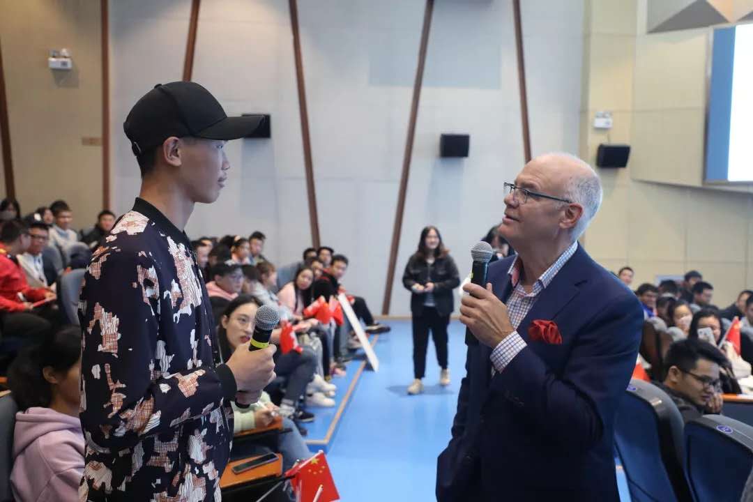 国际文化艺术节 | 迪恩•福廷讲领导力与青年的社会责任 国际文化艺术节 | 迪恩•福廷讲领导力与青年的社会责任