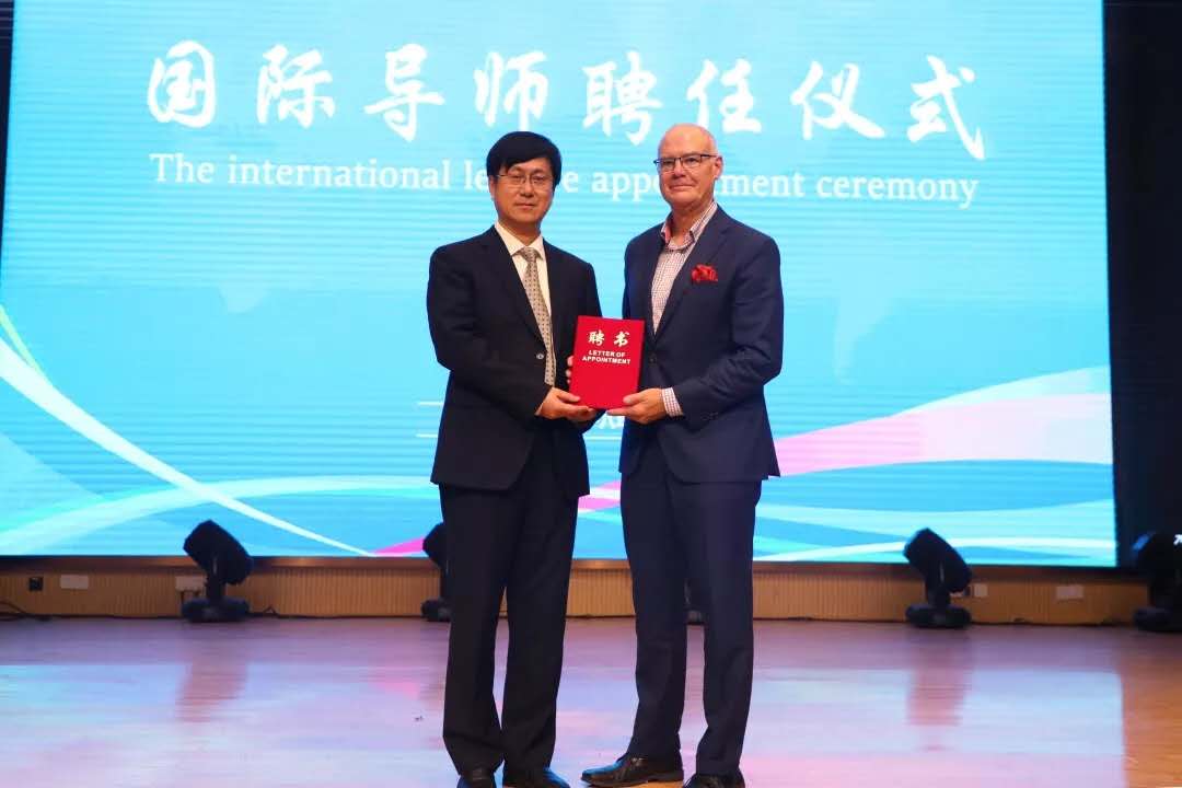 国际文化艺术节 | 迪恩•福廷讲领导力与青年的社会责任 国际文化艺术节 | 迪恩•福廷讲领导力与青年的社会责任