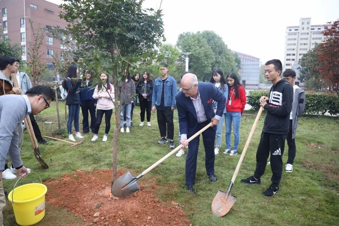 国际文化艺术节 | 迪恩·福廷先生莅临涉外学院参观交流 国际文化艺术节 | 迪恩·福廷先生莅临涉外学院参观交流