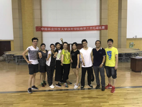 学工部代表队在学院教职工羽毛球比赛喜获团体第二名的佳绩 学工部代表队在学院教职工羽毛球比赛喜获团体第二名的佳绩