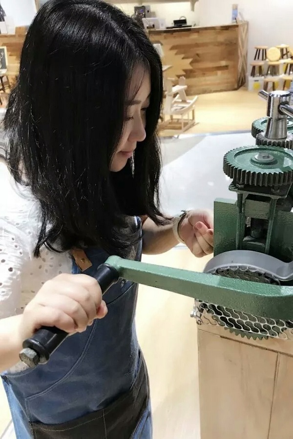 【魅力教师】 不忘教育初心 爱在三尺讲台 ——记我院传媒与艺术设计系副教授陈敏 【魅力教师】 不忘教育初心 爱在三尺讲台 ——记我院传媒与艺术设计系副教授陈敏