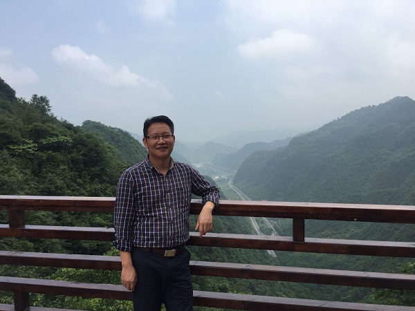 【魅力教师】法学教师文双百:心有猛虎,细嗅蔷薇 【魅力教师】法学教师文双百:心有猛虎,细嗅蔷薇