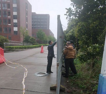 天气变化后勤处紧急抢修加固铁皮围栏 天气变化后勤处紧急抢修加固铁皮围栏
