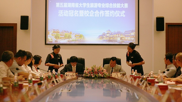 产教融合 协同发展丨我院与长沙新华联铜官窑国际文化旅游开发公司签署两项合作协议 产教融合 协同发展丨我院与长沙新华联铜官窑国际文化旅游开发公司签署两项合作协议