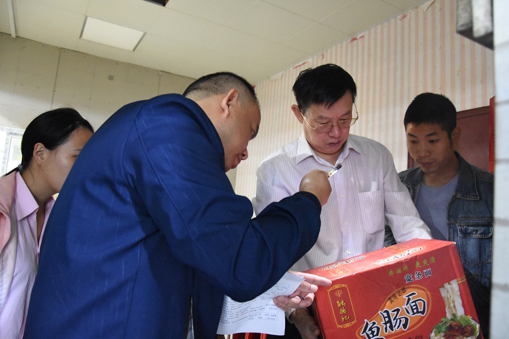 学院多部门协作联合检查 为食堂安全戴上“紧箍咒” 学院多部门协作联合检查 为食堂安全戴上“紧箍咒”