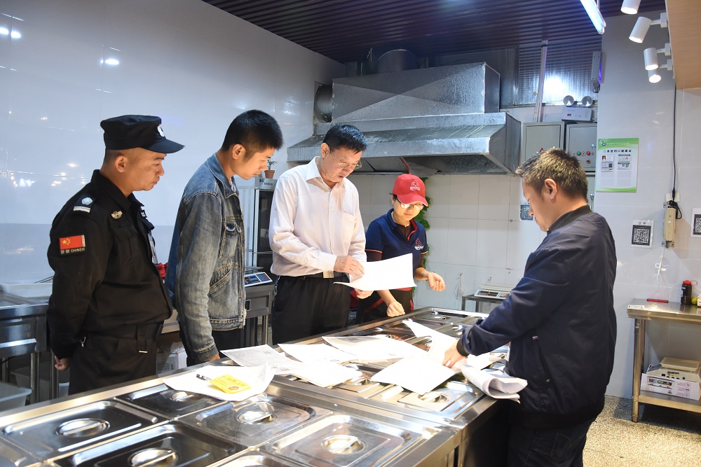 学院多部门协作联合检查 为食堂安全戴上“紧箍咒” 学院多部门协作联合检查 为食堂安全戴上“紧箍咒”