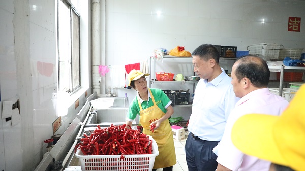 学院多部门协作联合检查 为食堂安全戴上“紧箍咒” 学院多部门协作联合检查 为食堂安全戴上“紧箍咒”