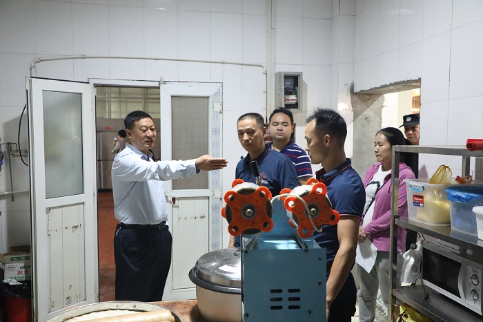 学院多部门协作联合检查 为食堂安全戴上“紧箍咒” 学院多部门协作联合检查 为食堂安全戴上“紧箍咒”