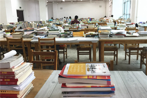 【校园观察】一座难求,图书馆自习室被“私人订制” 【校园观察】一座难求,图书馆自习室被“私人订制”