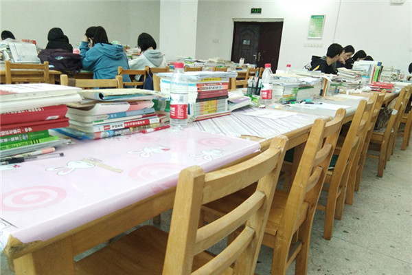 【校园观察】一座难求,图书馆自习室被“私人订制” 【校园观察】一座难求,图书馆自习室被“私人订制”