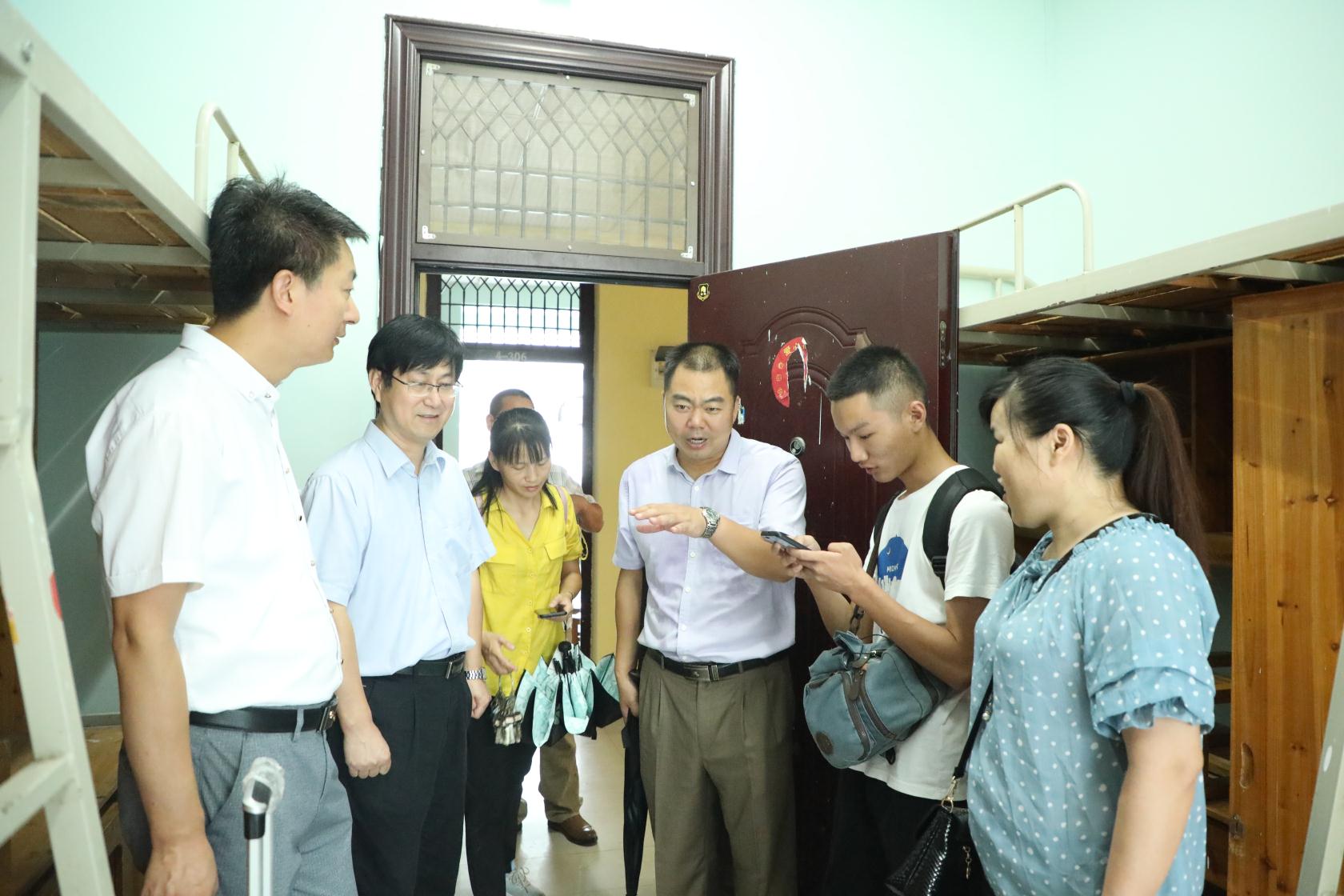 学院领导检查指导迎新工作确保新生顺利入学报到 学院领导检查指导迎新工作确保新生顺利入学报到