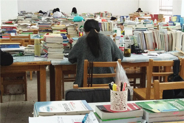 【校园观察】一座难求,图书馆自习室被“私人订制” 【校园观察】一座难求,图书馆自习室被“私人订制”