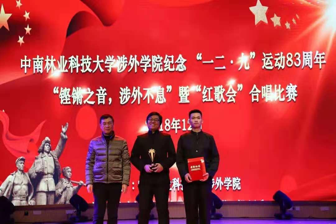 他们一路“高歌”,用红歌吟唱难忘岁月 他们一路“高歌”,用红歌吟唱难忘岁月