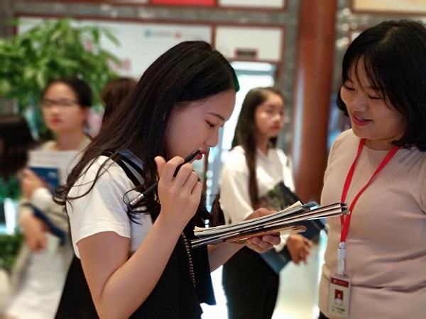 我院旅游管理专业师生赴长沙新华联铜官窑古镇实地调研 我院旅游管理专业师生赴长沙新华联铜官窑古镇实地调研