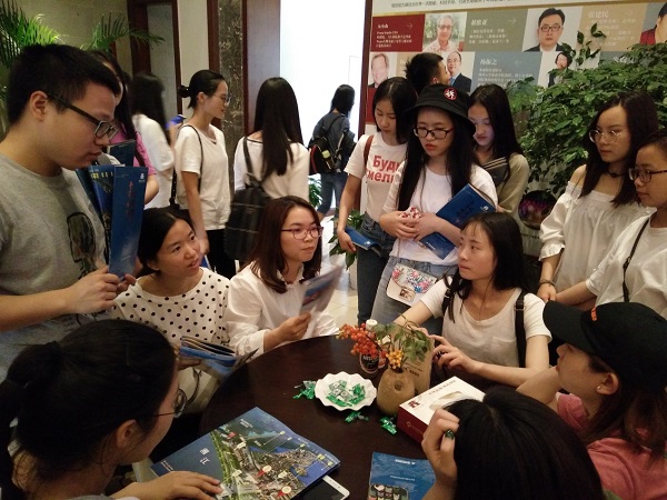 我院旅游管理专业师生赴长沙新华联铜官窑古镇实地调研 我院旅游管理专业师生赴长沙新华联铜官窑古镇实地调研