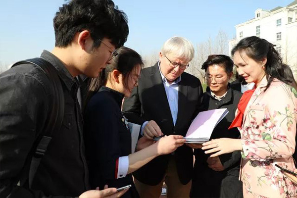 聆听“世界之声”丨涉外师生与澳大利亚第26任总理陆克文“零距离” 聆听“世界之声”丨涉外师生与澳大利亚第26任总理陆克文“零距离”