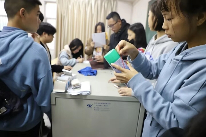 美化校园|我院团委学生会组织“清除小广告,文明我先行”活动顺利展开  美化校园|我院团委学生会组织“清除小广告,文明我先行”活动顺利展开