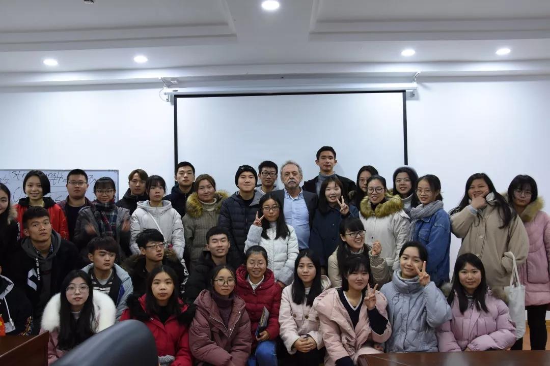 加拿大维多利亚大学教授走进中南林涉外,零距离与师生对话 加拿大维多利亚大学教授走进中南林涉外,零距离与师生对话